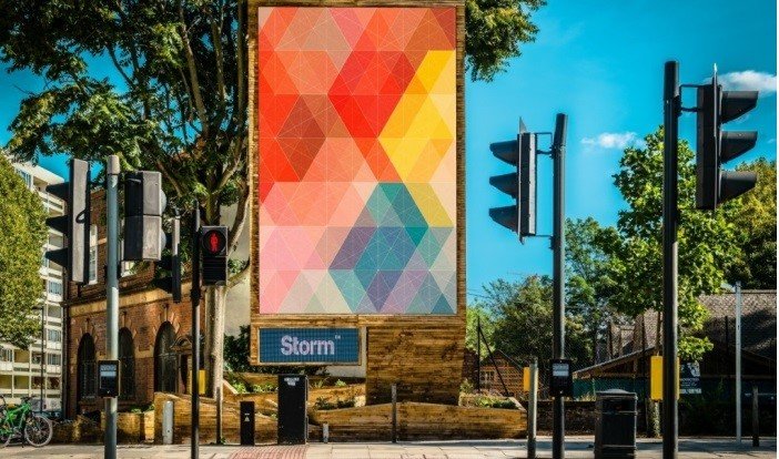 В Лондоне пустующий участок украсили при помощи билборда и мини-сада
